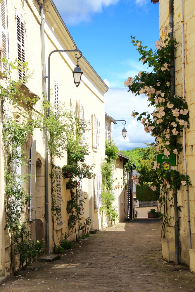 Centre-bourg de Fontevraud-l’Abbaye après l’aménagement de 2015