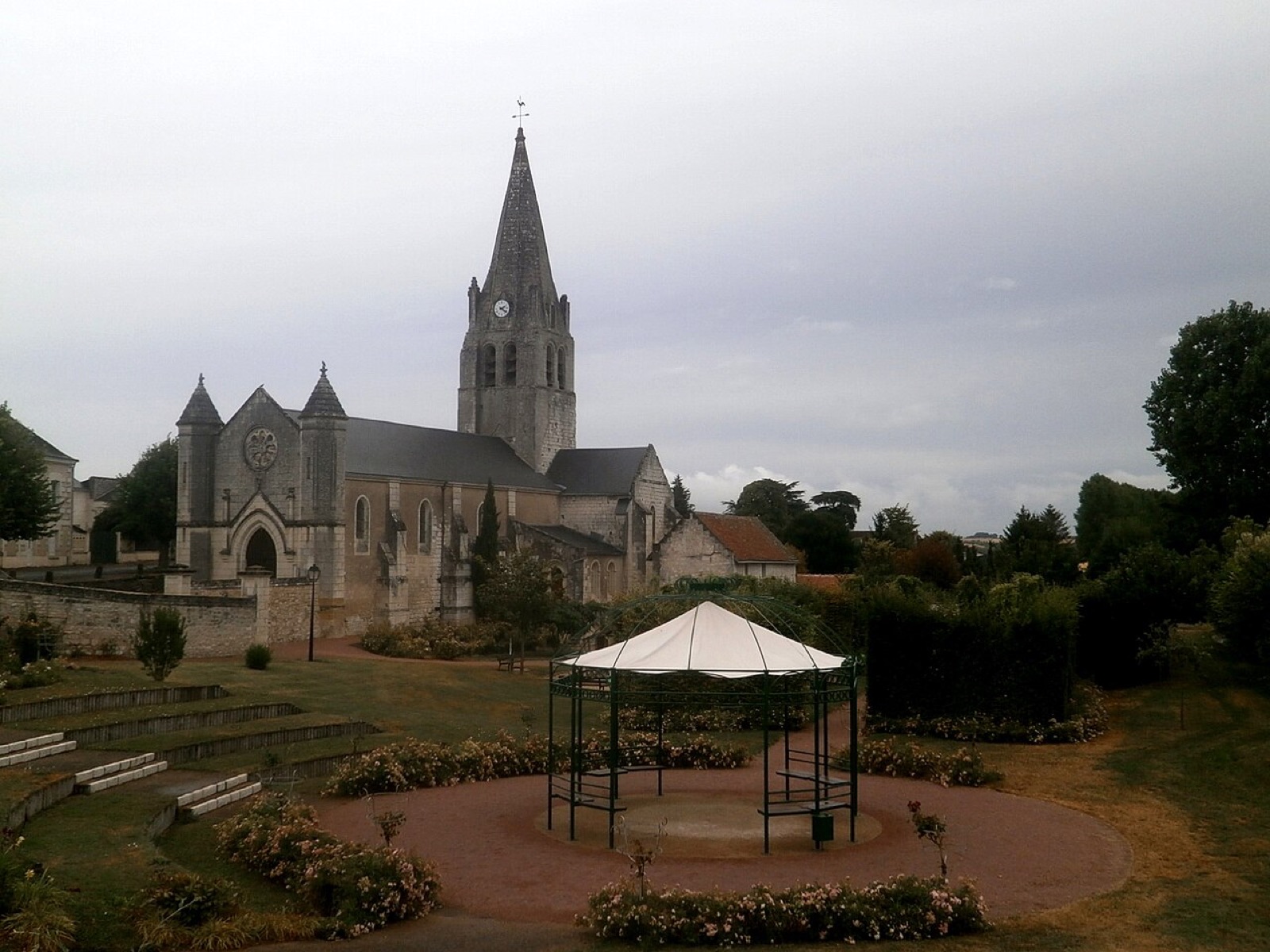 Vue du village de Ligré et de son jardin public