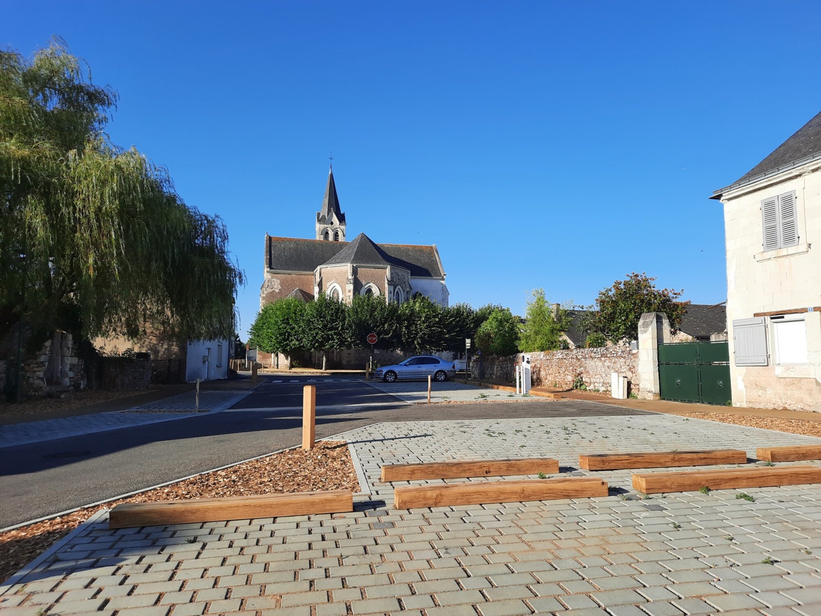 Place de l’église de Saint-Saturnin-sur-Loire après la voirie de 2026, avant les plantations